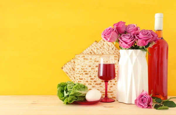 Pesah viering concept (Joodse Pascha vakantie) over houten tafel — Stockfoto