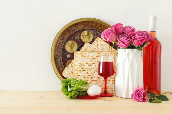 V tomto oslava koncepce (židovského svátku Pesach) přes dřevěný stůl — Stock fotografie