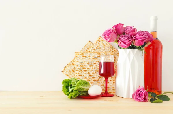 Concepto de celebración de Pesah (fiesta de Pascua judía) sobre mesa de madera —  Fotos de Stock