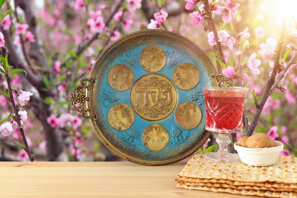 Pesah celebration concept (jewish Passover holiday). Translation for Hebrew Text over plate: (PESAH) PASSOVER — Stock Photo, Image