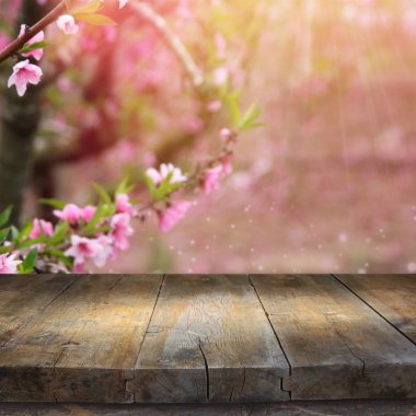 Bahar çiçeğinin önündeki ahşap masa. Ürün gösterimi ve sunumu