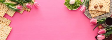 Pesah kutlama konsepti (Musevi Hamursuz Bayramı). İbranice yazılmış geleneksel kitap: Hamursuz Bayramı Haggadah (Fısıh Masalı))