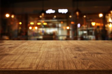 Soyut bulanık restoran önünde ahşap masa görüntü arka plan ışıklar