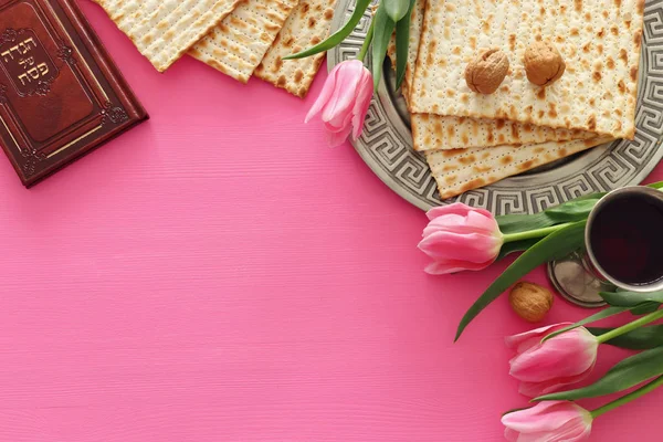 佩萨庆祝概念（耶酥逾越节） 。具有希伯来语文本的传统书籍：Passover Haggadah（逾越节故事）) — 图库照片