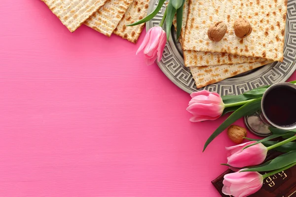 Concetto di celebrazione di Pesah (festa ebraica di Pasqua). Libro tradizionale con testo in ebraico: Pesach Haggadah (Passover Tale) — Foto Stock
