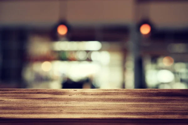 Soyut bulanık restoran önünde ahşap masa görüntü arka plan ışıklar — Stok fotoğraf
