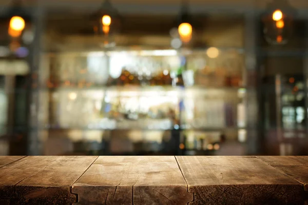Bilden av träbord framför abstrakta suddig restaurang ljus bakgrund — Stockfoto