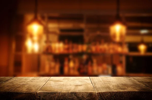 Soyut bulanık restoran önünde ahşap masa görüntü arka plan ışıklar — Stok fotoğraf