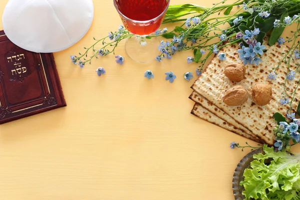 佩萨庆祝概念（耶酥逾越节） 。具有希伯来语文本的传统书籍：Passover Haggadah（逾越节故事）) — 图库照片