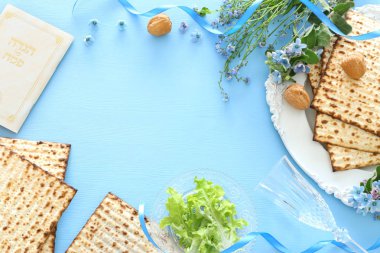 Pesah kutlama konsepti (Musevi Hamursuz Bayramı). İbranice yazılmış geleneksel kitap: Hamursuz Bayramı Haggadah (Fısıh Masalı))