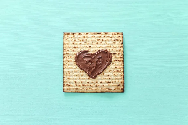 Pesah γιορτή έννοια (Εβραϊκή αργία του Πάσχα) με σοκολάτας καρδιά πάνω από χαλάκια. Το top view επίπεδη θέσει — Φωτογραφία Αρχείου