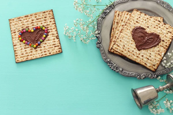 Pesah お祝いの概念 (ユダヤ人の過越祭の休日) チョコレートの心とマットでカラフルなキャンディー。上面フラット レイアウト — ストック写真