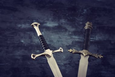 gümüş kılıç düşük anahtar afiş. fantezi Ortaçağ Dönemi