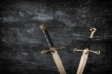 gümüş kılıç düşük anahtar afiş. fantezi Ortaçağ Dönemi