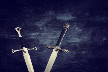 gümüş kılıç düşük anahtar afiş. fantezi Ortaçağ Dönemi
