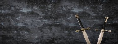 gümüş kılıç düşük anahtar afiş. fantezi Ortaçağ Dönemi