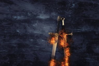 ateşten alevler içinde gümüş kılıç düşük anahtar afiş. fantezi Ortaçağ Dönemi