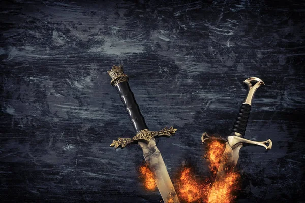 Flagge des silbernen Schwertes in den Flammen des Feuers. Mittelalterliche Fantasie — Stockfoto