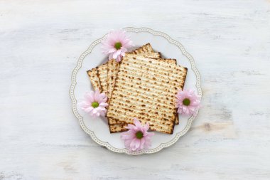 Pesah kutlama kavramı (Yahudi Fısıh Bayramı). Üstten görünüm, düz lay