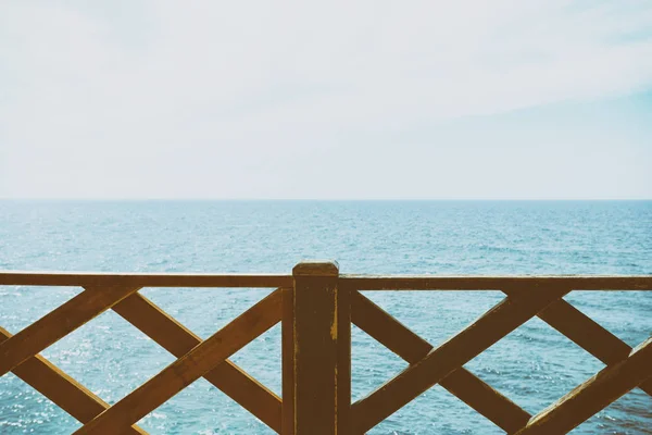Plaj manzarası ve çit, bir çerçeve oluşturma — Stok fotoğraf