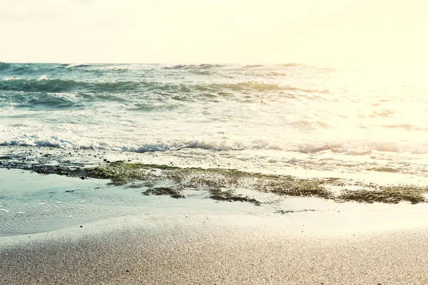 Achtergrondafbeelding van zandstrand strand en de oceaan golven — Stockfoto