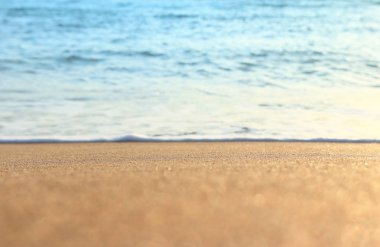 kumlu plaj ve okyanus dalgaları arka plan görüntüsü