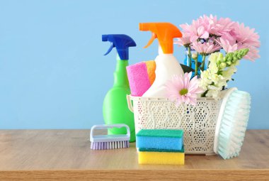 Bahar kavramı ahşap masa olarak erzakla temizliği