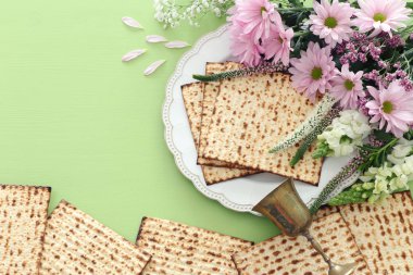 Pesah kutlama kavramı (Yahudi Fısıh Bayramı). Üstten görünüm, düz lay