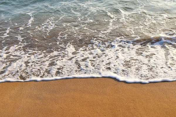 Kumlu plaj ve okyanus dalgaları arka plan görüntüsü — Stok fotoğraf