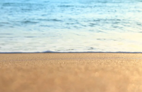 Фоновое изображение песчаного пляжа и океанских волн — стоковое фото