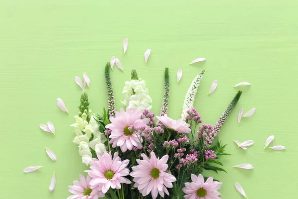 파스텔 녹색 나무 배경 위에 분홍색과 흰색 꽃의 부케를 봄. 평면도, 평면 배치 — 스톡 사진