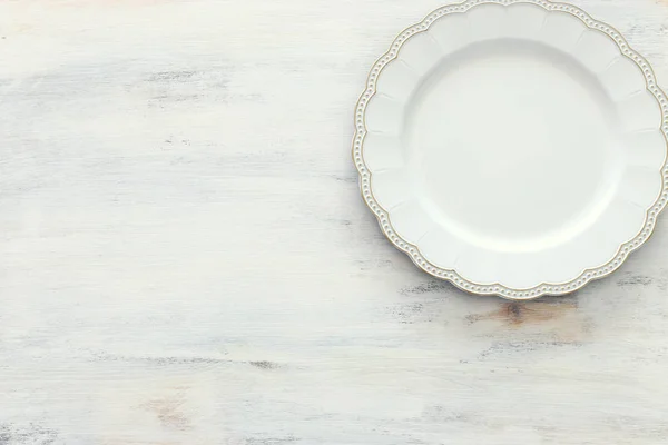Ovanifrån av vintage vit tom platta. Lekmanna-platt — Stockfoto