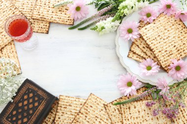 Pesah kutlama kavramı (Yahudi Fısıh Bayramı). Üstten görünüm, düz lay