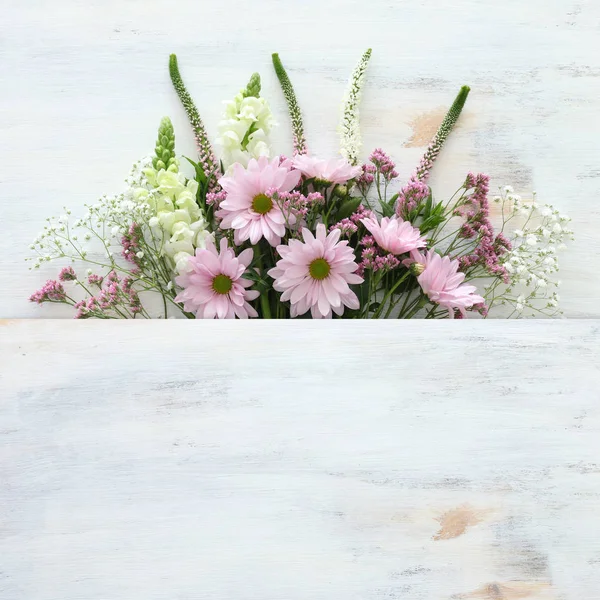 흰색 빈티지 나무 배경 위에 분홍색과 흰색 꽃의 봄 꽃다발입니다. 평면도, 평 신도 — 스톡 사진