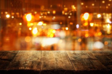 Soyut bulanık restoran önünde ahşap masa görüntü arka plan ışıklar