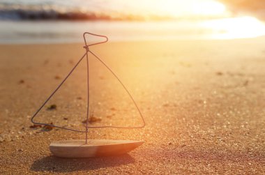 Günbatımı deniz ve sahil manzarasının önünde yelkenli ile deniz konsepti