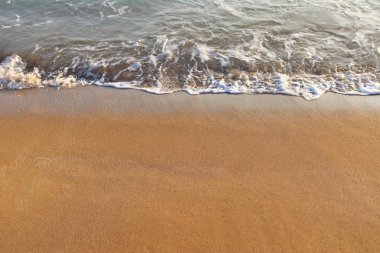 kumlu plaj ve okyanus dalgaları arka plan görüntüsü