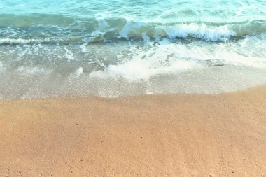 kumlu plaj ve okyanus dalgaları arka plan görüntüsü