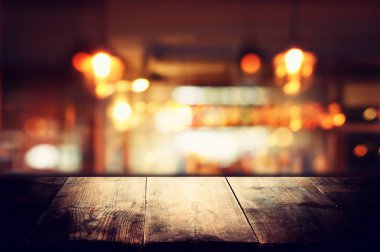 Soyut bulanık restoran önünde ahşap masa görüntü arka plan ışıklar