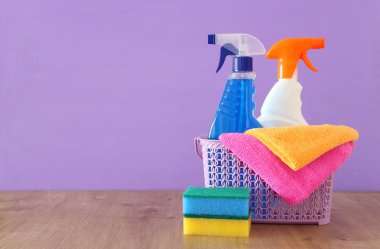 Bahar kavramı ahşap masa olarak erzakla temizliği