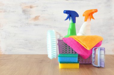 Bahar kavramı ahşap masa olarak erzakla temizliği