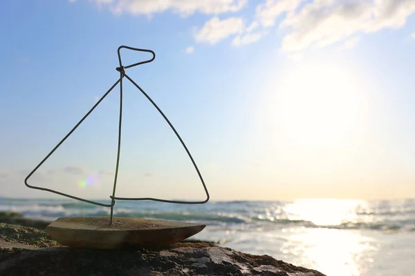 Nautisch concept met zeilboot voor zonsondergang zee en strand landschap — Stockfoto