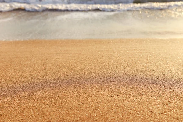 Achtergrondafbeelding van zandstrand strand en de oceaan golven — Stockfoto