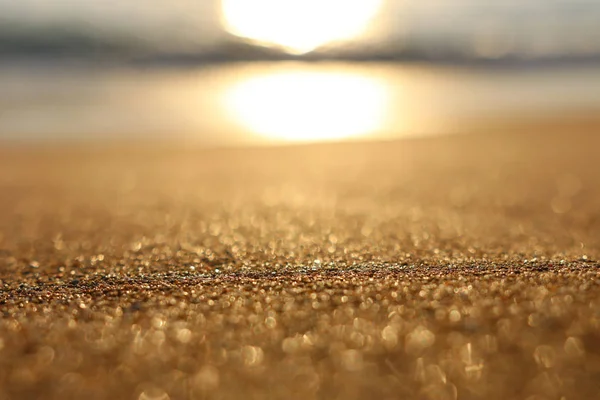 Imagem de fundo de praia arenosa e ondas do oceano com luzes bokeh brilhantes — Fotografia de Stock