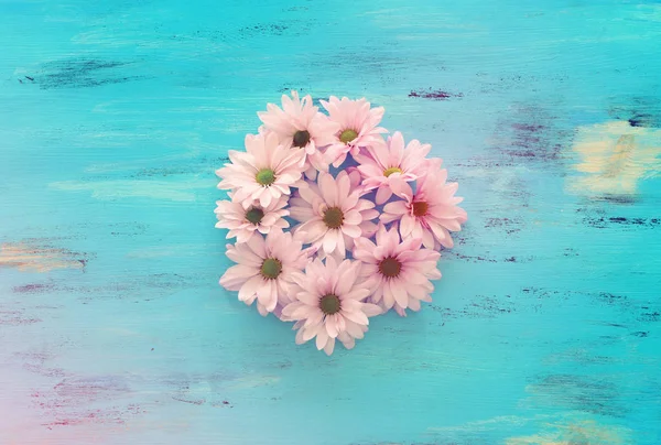 Lente boeket van roze en witte bloemen over blauw Vintage Wood — Stockfoto