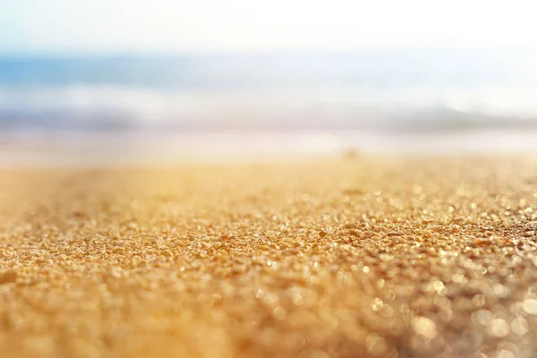 Εικόνα φόντου της αμμώδους παραλίας και κύματα του ωκεανού με φωτεινά φώτα bokeh — Φωτογραφία Αρχείου