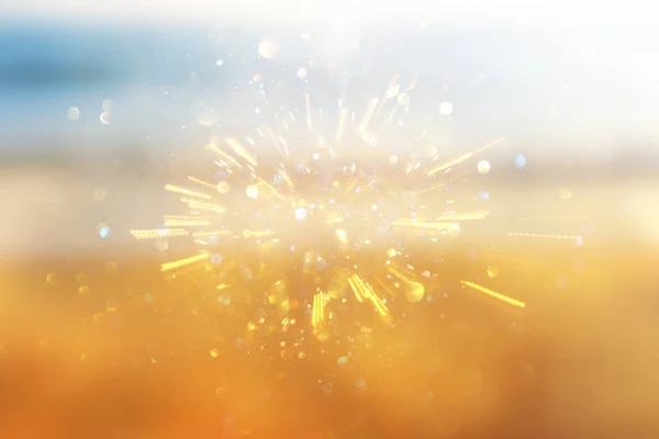 Imagen de fondo de la playa de arena y las olas del océano con luces bokeh brillantes —  Fotos de Stock