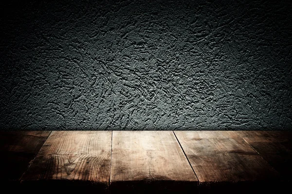 Деревянные доски и темный фон стены. Для презентации продукта — стоковое фото