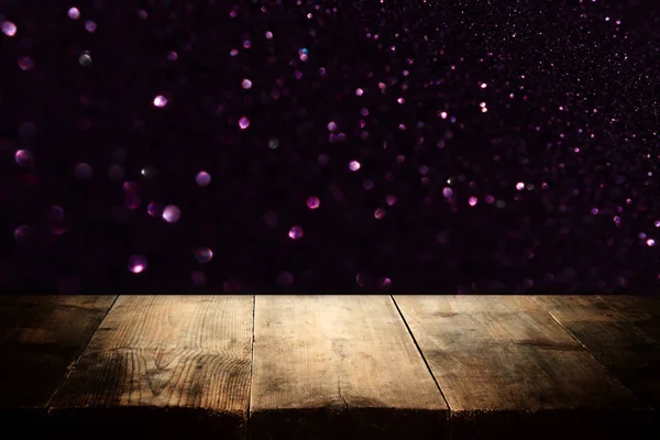 Holztisch vor glitzernden schwarzen und goldenen Bokeh-Lichtern. zur Produktpräsentation — Stockfoto