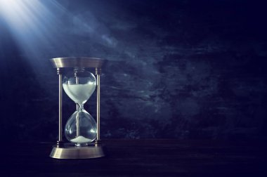 Kum saati siyah duvar arka plan önünde kavramı geçen zaman olarak. Tarih, fantezi ve eğitim üzerinde kavramsal fotoğraf